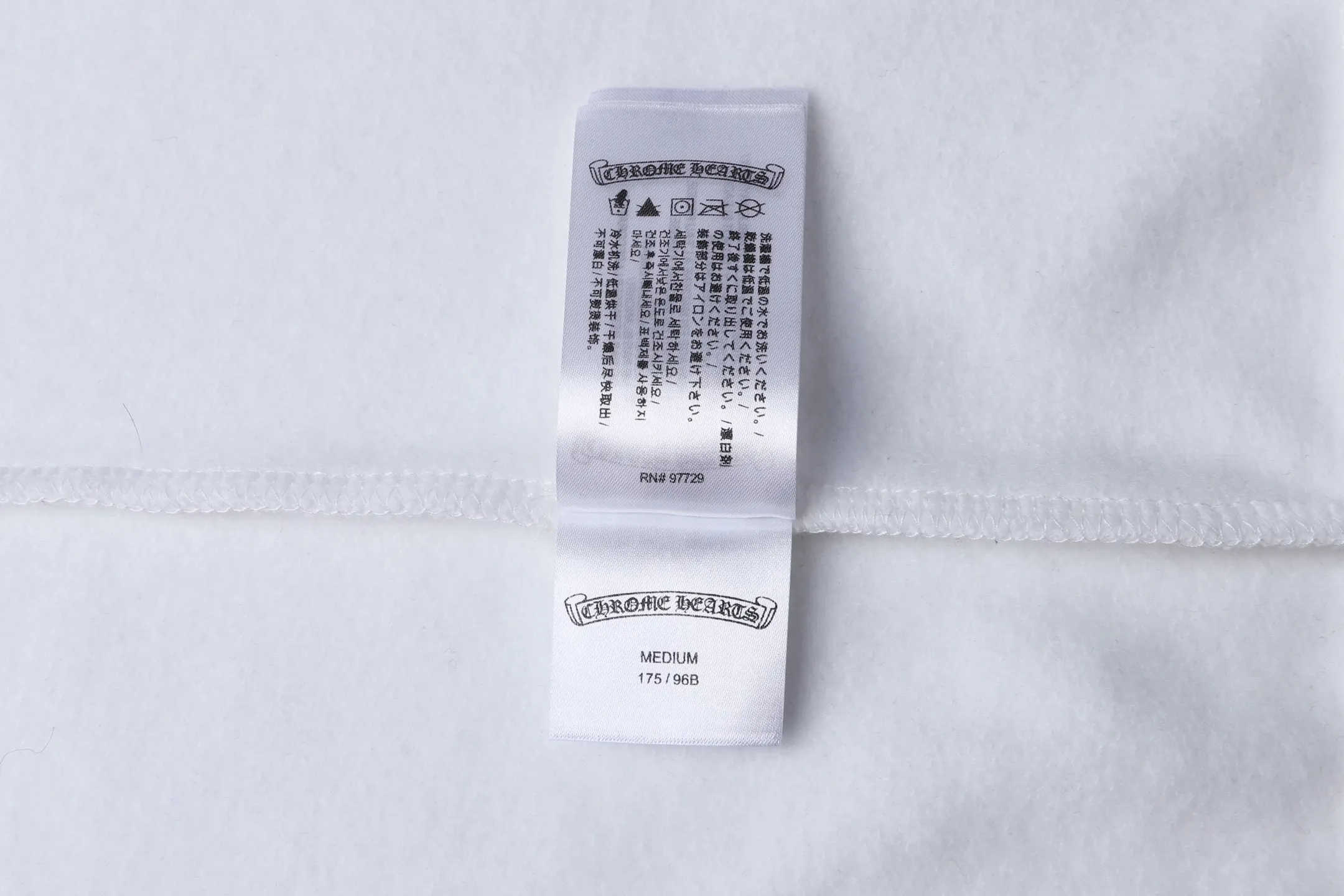 P450 Chrome Hearts hooded glue printed sweatshirt jacket ●380g cotton fleece sweatshirt material ●420g 1*1 matching high-end fashion brand rib ●Fabric enzyme washing ●Glue printing ●Customized 1:1 hood rope ●Customized 1:1 zipper ●Customized 1:1 trademark ●Loose fit ●Size: S M L XL ●Style number: 25357/4B#10